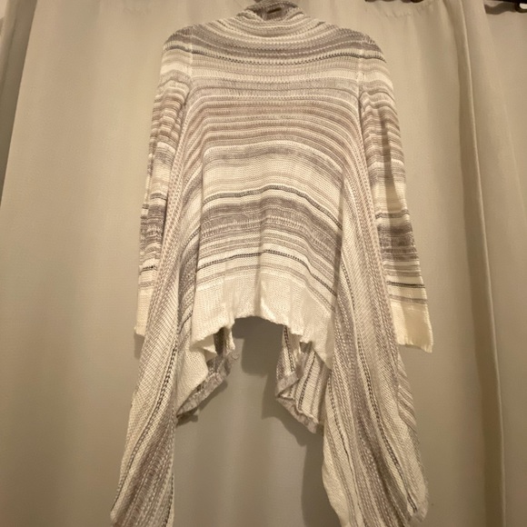 Billabong Small Woman’s Sweater, long. - Picture 2 of 7